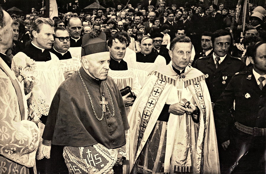 W otoczeniu księdz biskupa Władysława Jędruszuka duchowni i świeccy oczekują na obraz